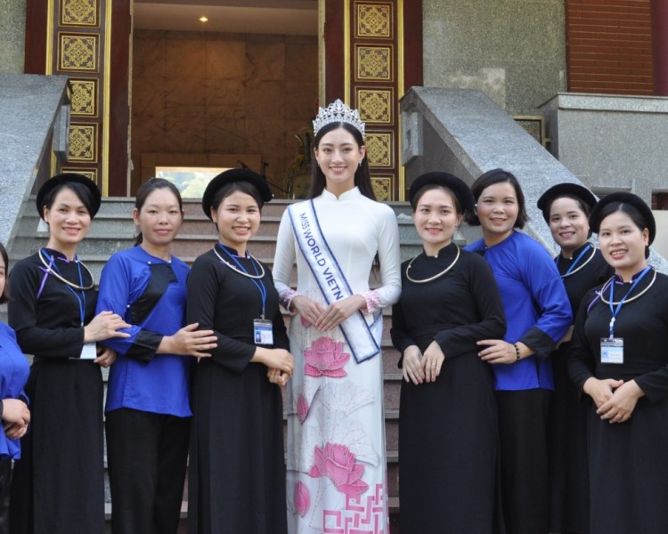 Hoa hậu Thế giới Việt Nam 2019 Lương Thùy Linh chụp ảnh lưu niệm cùng cán bộ BQL các di tích QGĐB tỉnh Cao Bằng
