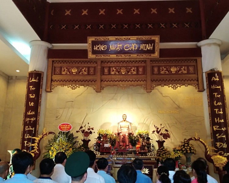 Đoàn đại biểu Đảng bộ và Nhân dân các dân tộc tỉnh Cao Bằng tổ chức dâng hương, dâng hoa tại Đền thờ Chủ tịch Hồ Chí Minh