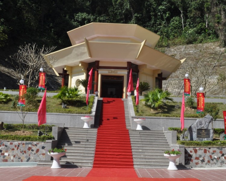 Đền thờ Đại tướng Võ Nguyên Giáp và 34 chiến sỹ Đội VNTTGPQ tại KDT QGĐB rừng Trần Hưng Đạo