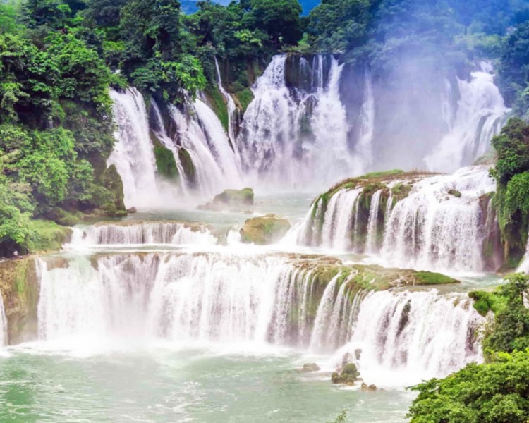 Thác Bản Giốc nằm trong Công viên địa chất Non nước Cao Bằng là một trong bốn dòng thác xuyên quốc gia lớn nhất thế giới (Ảnh: TRAVEL LOVER)