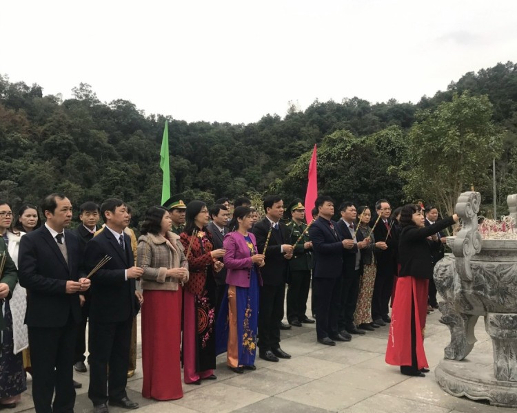 Đoàn đại biểu Đảng bộ và nhân dân huyện Hà Quảng, tỉnh Cao Bằng dâng hương tại Đền thờ Chủ tịch Hồ Chí Minh (ảnh: Tuấn Đạt))