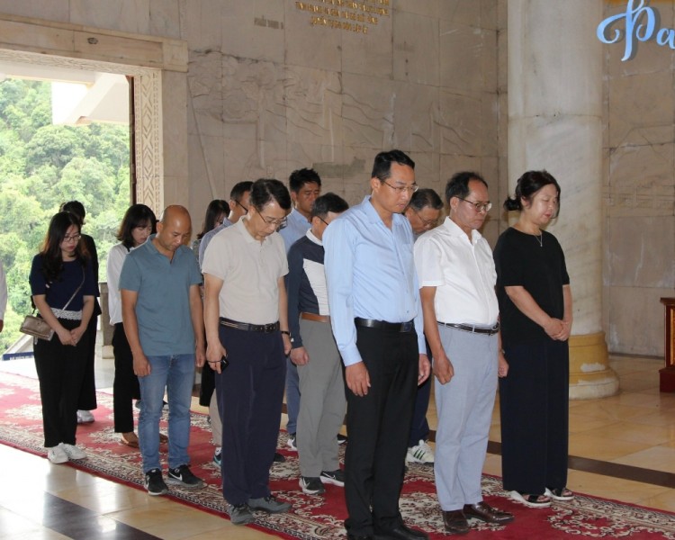 Đoàn đại biểu Đại sứ quán Hàn Quốc tại Việt Nam dâng hương Chủ tịch Hồ Chí Minh (ảnh: Tiến Thành)