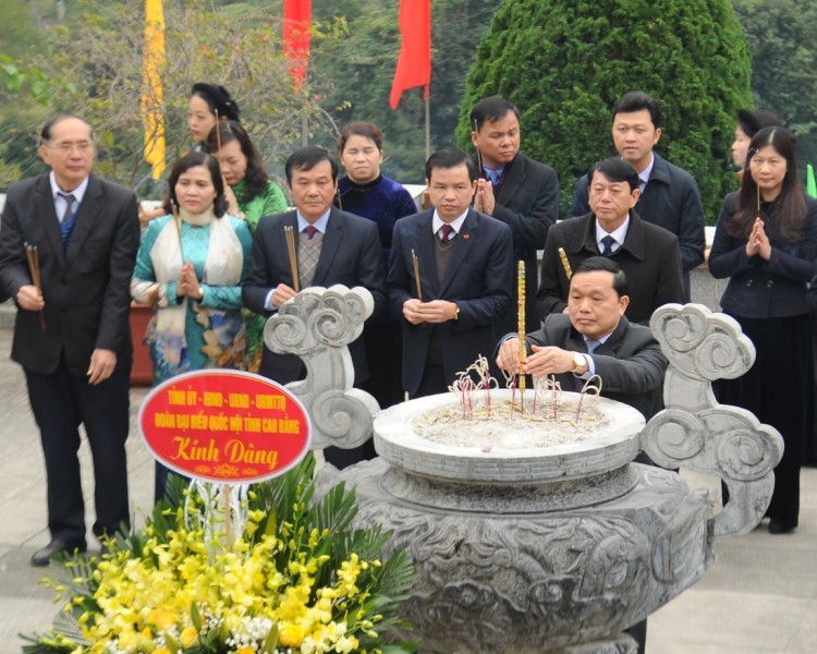 Đoàn đại biểu tỉnh dâng hương, dâng hoa Đền thờ Chủ tịch Hồ Chí Minh (Hà Quảng)