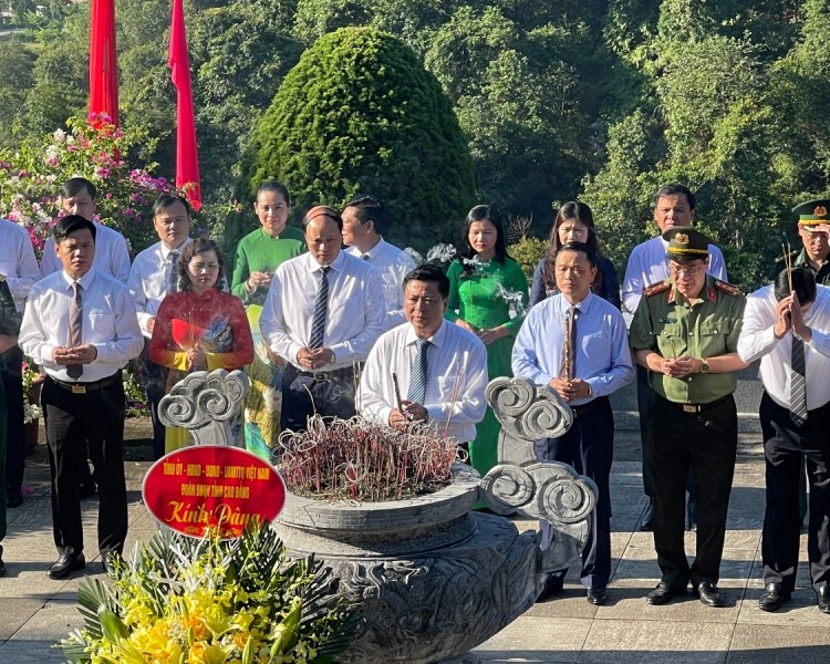 Đoàn đại biểu tỉnh Cao Bằng dâng hương Chủ tịch Hồ Chí Minh tại Khu di tích Quốc gia đặc biệt Pác Bó (xã Trường Hà, huyện Hà Quảng, Tỉnh Cao Bằng)