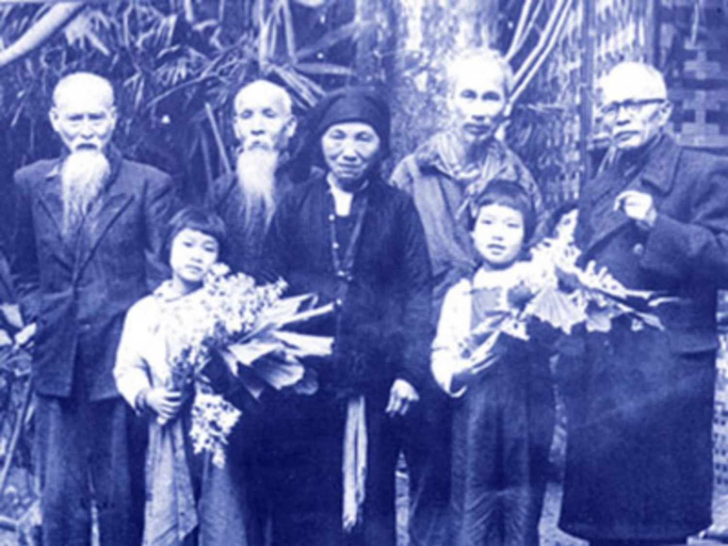 Bác Hồ và Bác Tôn gặp gỡ một số đại biểu tại Đại hội thống nhất Việt Minh - Liên Việt  tháng 3-1951