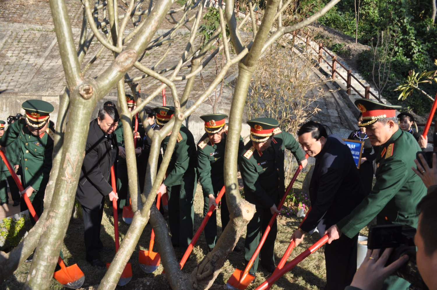 Đoàn công tác Bộ Quốc phòng và đại diện tỉnh Cao Bằng trồng cây lưu niệm tại Khu di tích Quốc gia đặc biệt rừng Trần Hưng Đạo