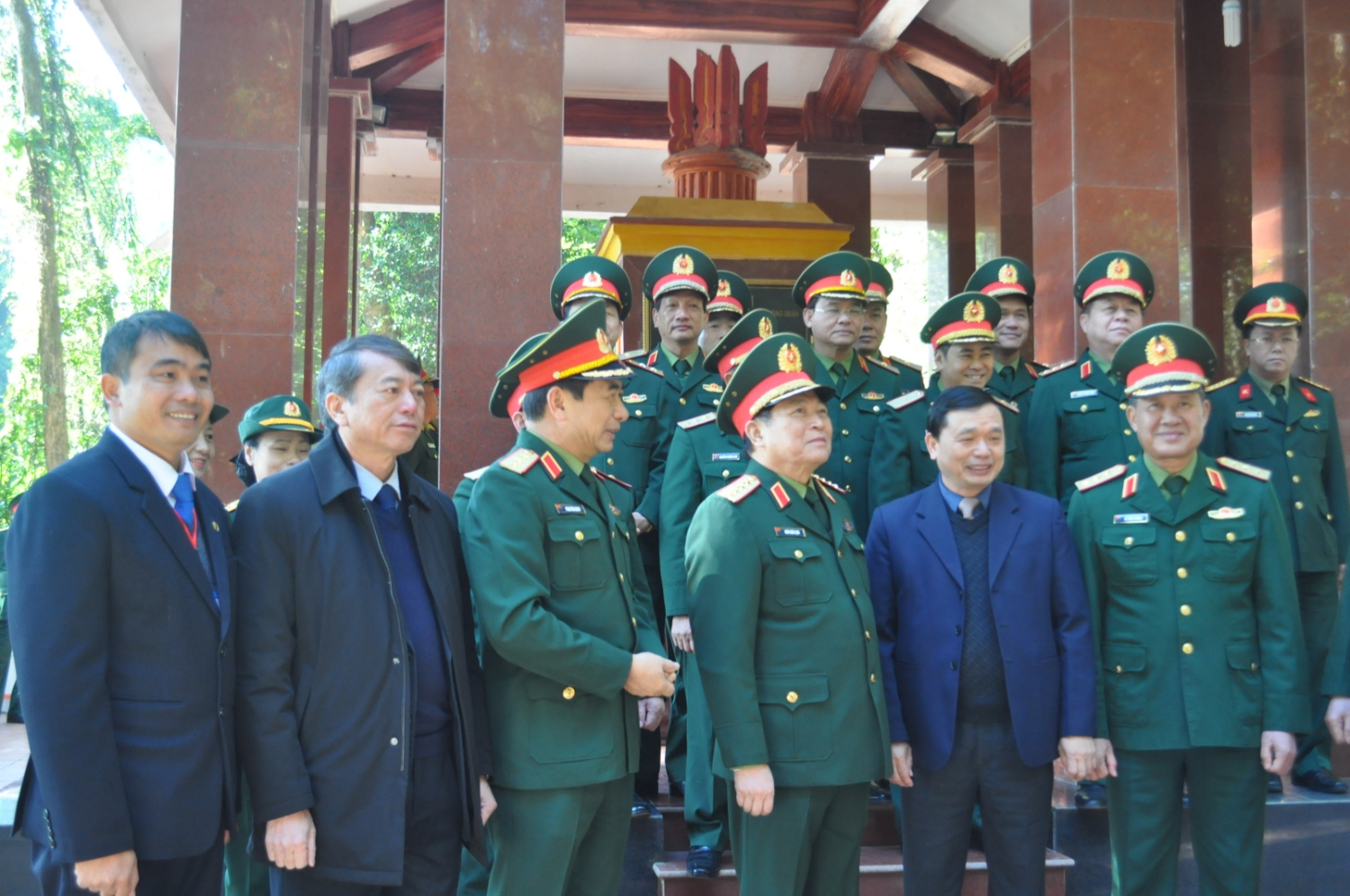 Đại tướng Ngô Xuân Lịch đến thăm khu di tích Quốc gia đặc biệt rừng Trần Hưng Đạo