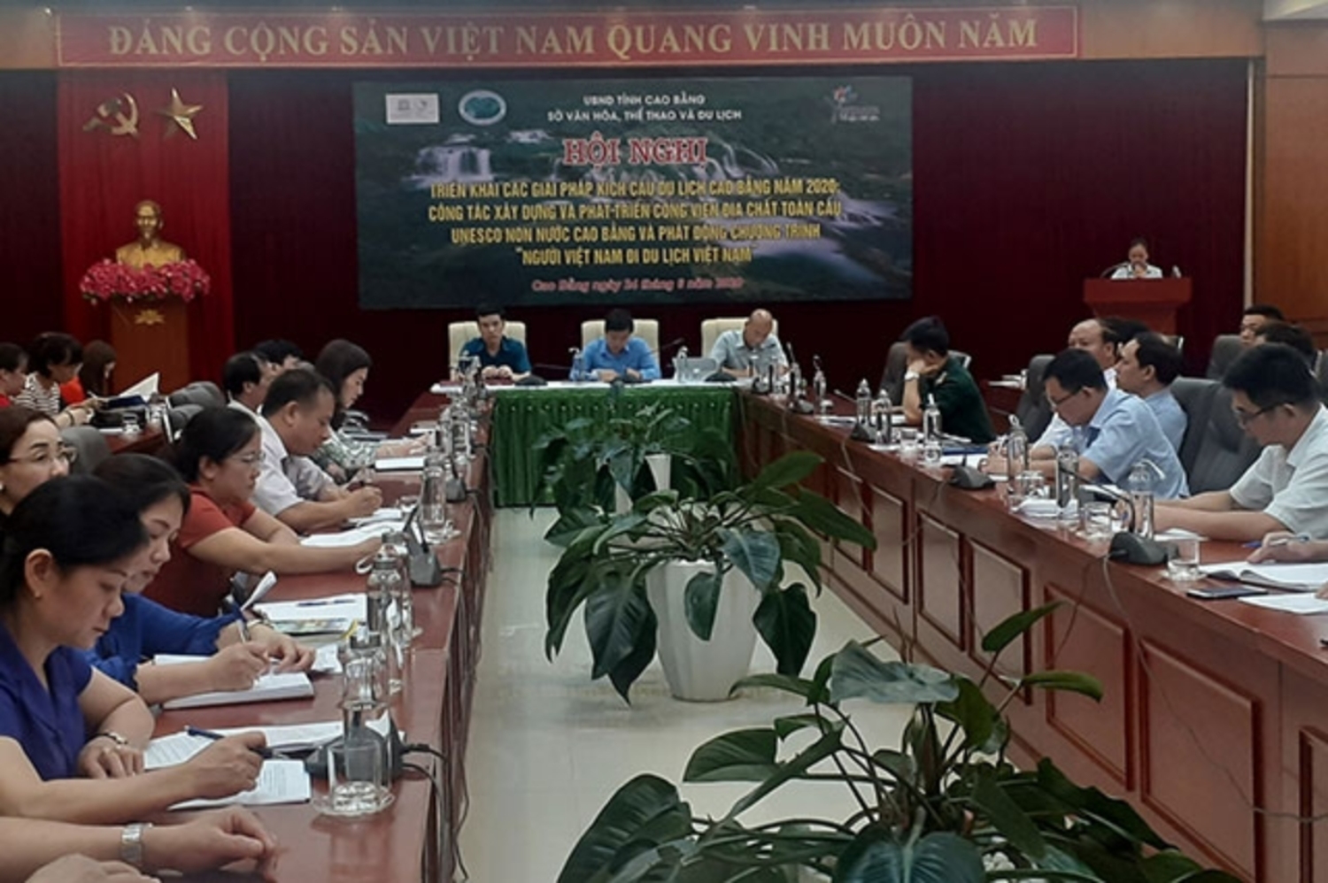 Hội nghị triển khai giải pháp kích cầu du lịch năm 2020 của tỉnh Cao Bằng.