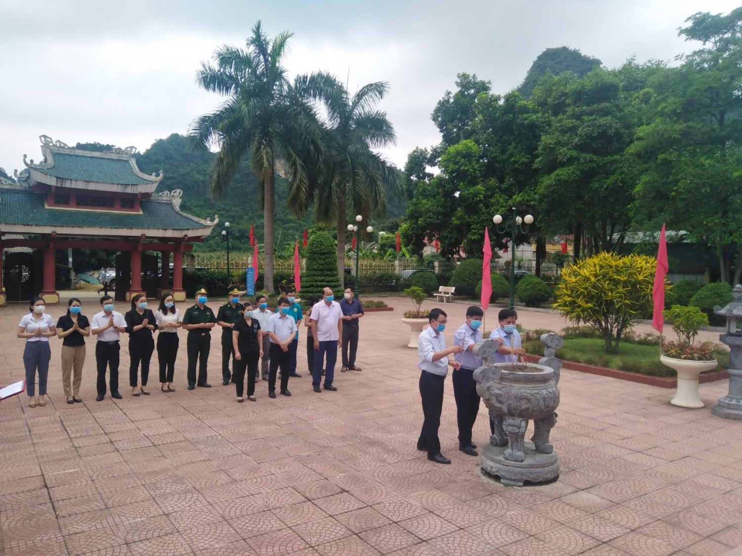 Đoàn đại biểu huyện Thạch An tổ chức lễ dâng hương, dâng hoa, báo công Chủ tịch Hồ Chí Minh tại Khu di tích Quốc gia đặc biệt Địa điểm chiến thắng Biên giới năm 1950
