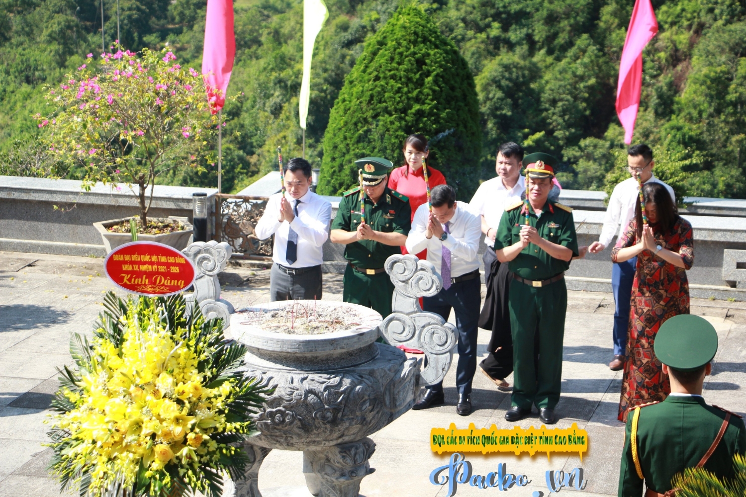Đoàn đại biểu Quốc hội tỉnh Cao Bằng dâng hoa, dâng hương Đền thờ Chủ tịch Hồ Chí Minh trước thềm kỳ họp thứ nhất Quốc hội khóa XV