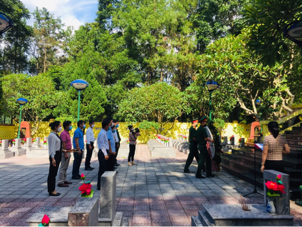Lãnh đạo huyện Thạch An, tỉnh Cao Bằng dâng hương tưởng niệm Chủ tịch Hồ Chí Minh và các anh hùng liệt sĩ nhân dịp kỷ niệm 76 năm  Ngày Quốc Khánh đất nước (02/9/1945 - 02/9/2021)