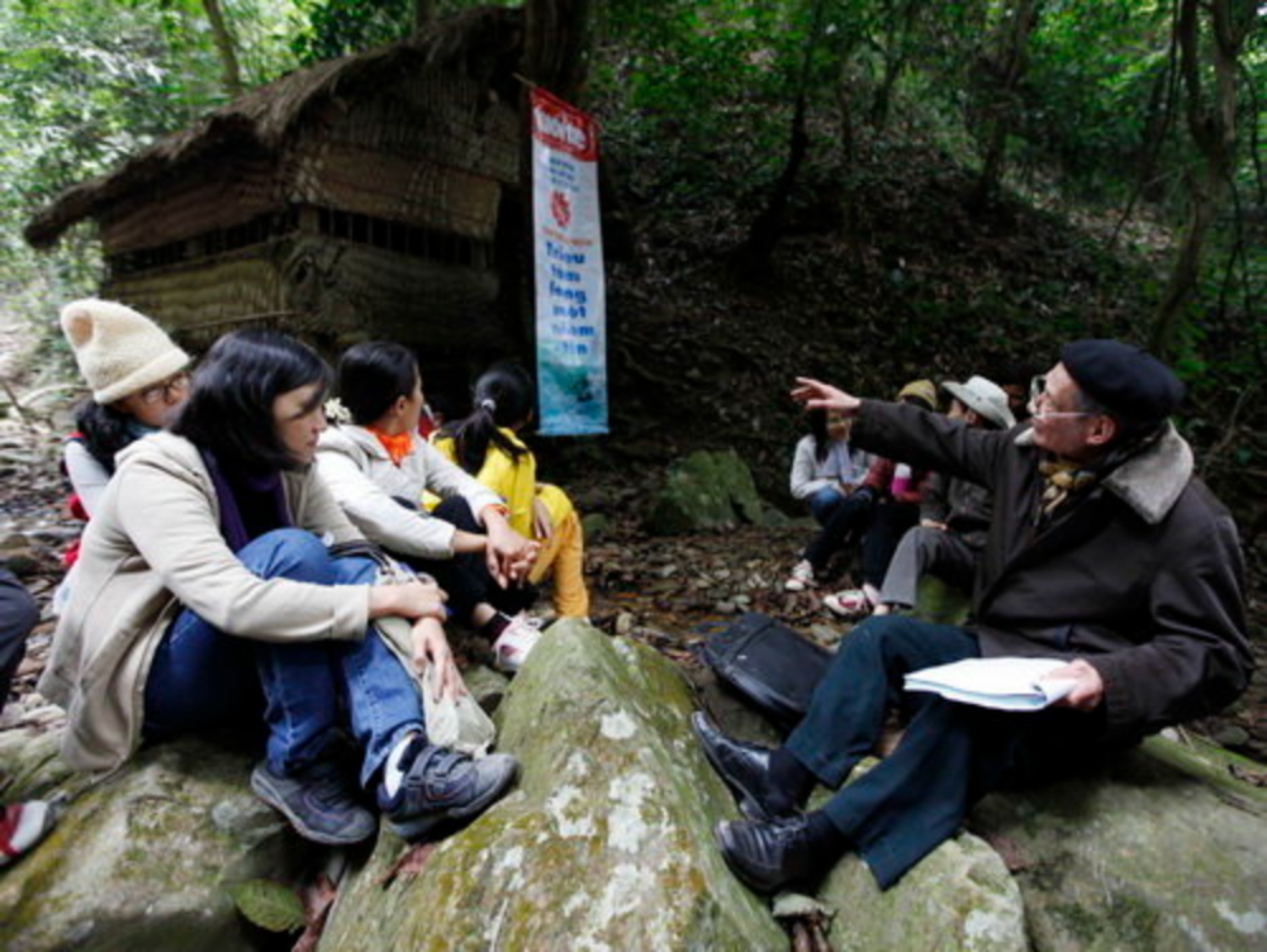 Nhạc sĩ Nguyễn Tài Tuệ trò chuyện cùng các bạn trẻ tại di tích Lán Khuổi Nặm