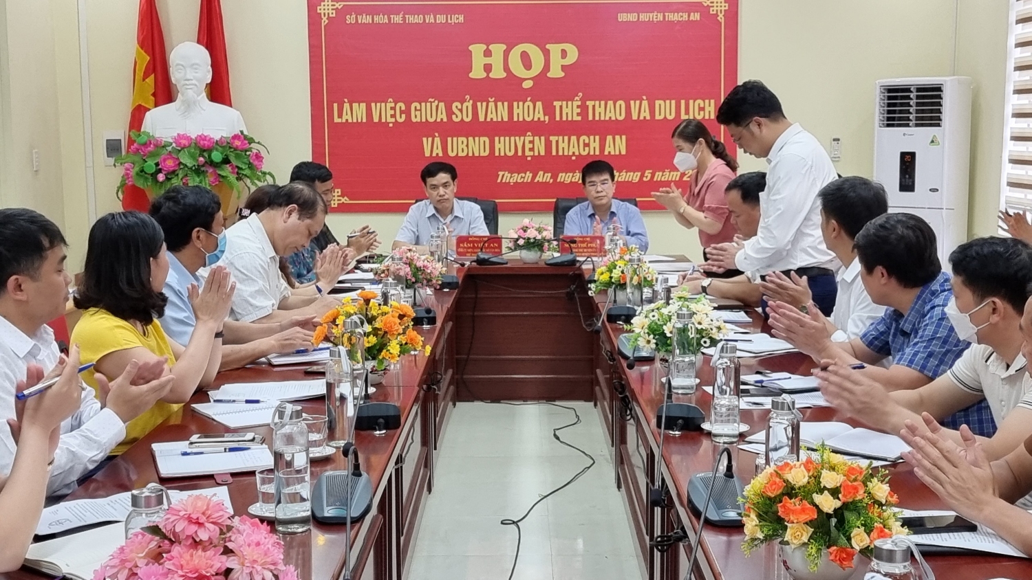 Toàn cảnh buổi làm việc giữa Sở VHTTDL với UBND huyện Thạch An