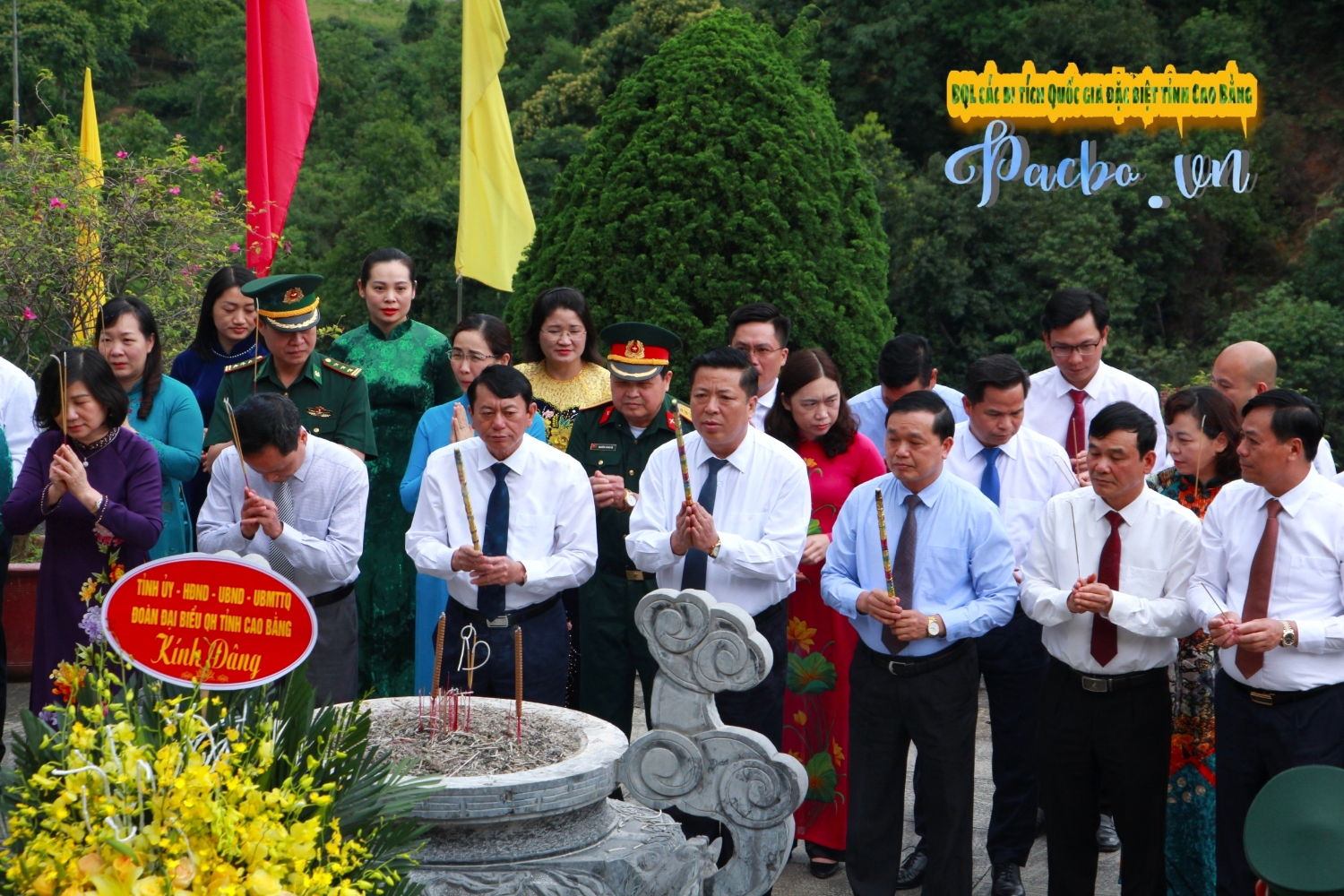 Đoàn đại biểu Đảng bộ và nhân dân các dân tộc tỉnh Cao Bằng dâng hương, dâng hoa kỷ niệm 132 năm Ngày sinh Chủ tịch Hồ Chí Minh