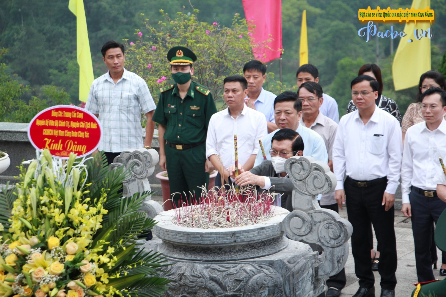 Nguyên Chủ tịch nước Trương Tấn Sang dâng hương, dâng hoa tại Đền thờ Chủ tịch Hồ Chí Minh