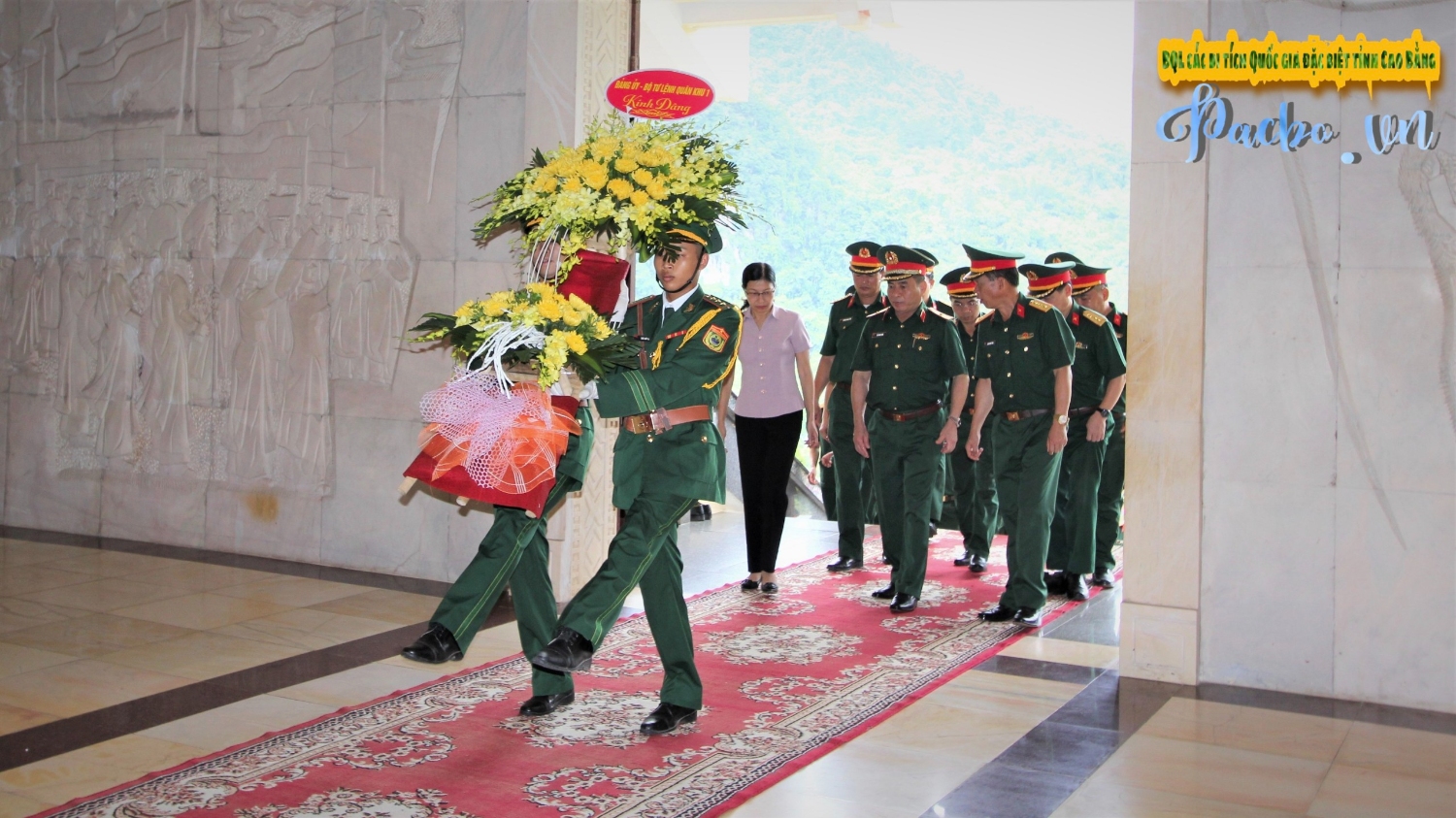 Đoàn công tác Quân khu I dâng hoa Chủ tịch Hồ Chí Minh (ảnh: Tiến Thành)